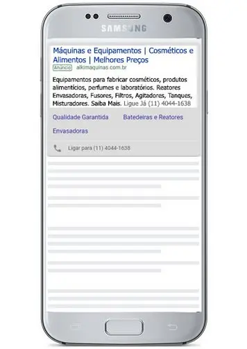 Imagem de celular mostrando Anúncio de links patrocinados no Google Ads para a Alki Máquinas