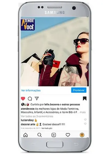 Smartphone com postagem do Portal AtendeVocê no Instagram