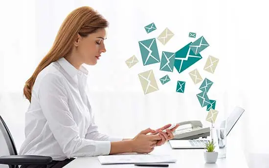 Executiva recebendo campanhas de Email Marketing