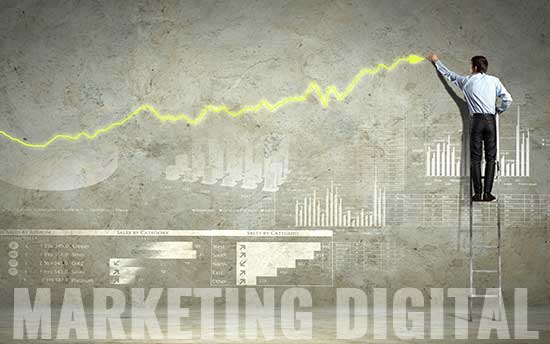 Executivo mostrando evolução dos negócios ao usar marketing digital