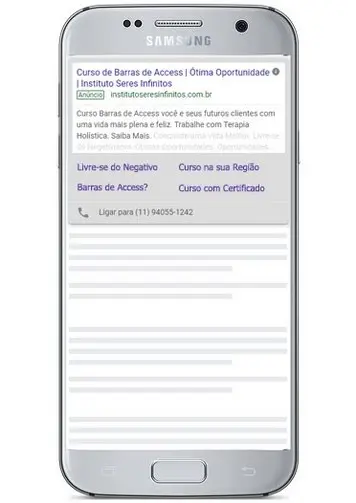 Smartphone com anúncio de links patrocinados para o Instituto Seres Infinitos